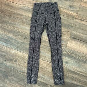 Lululemon black and white leggings with pockets women’s size 2